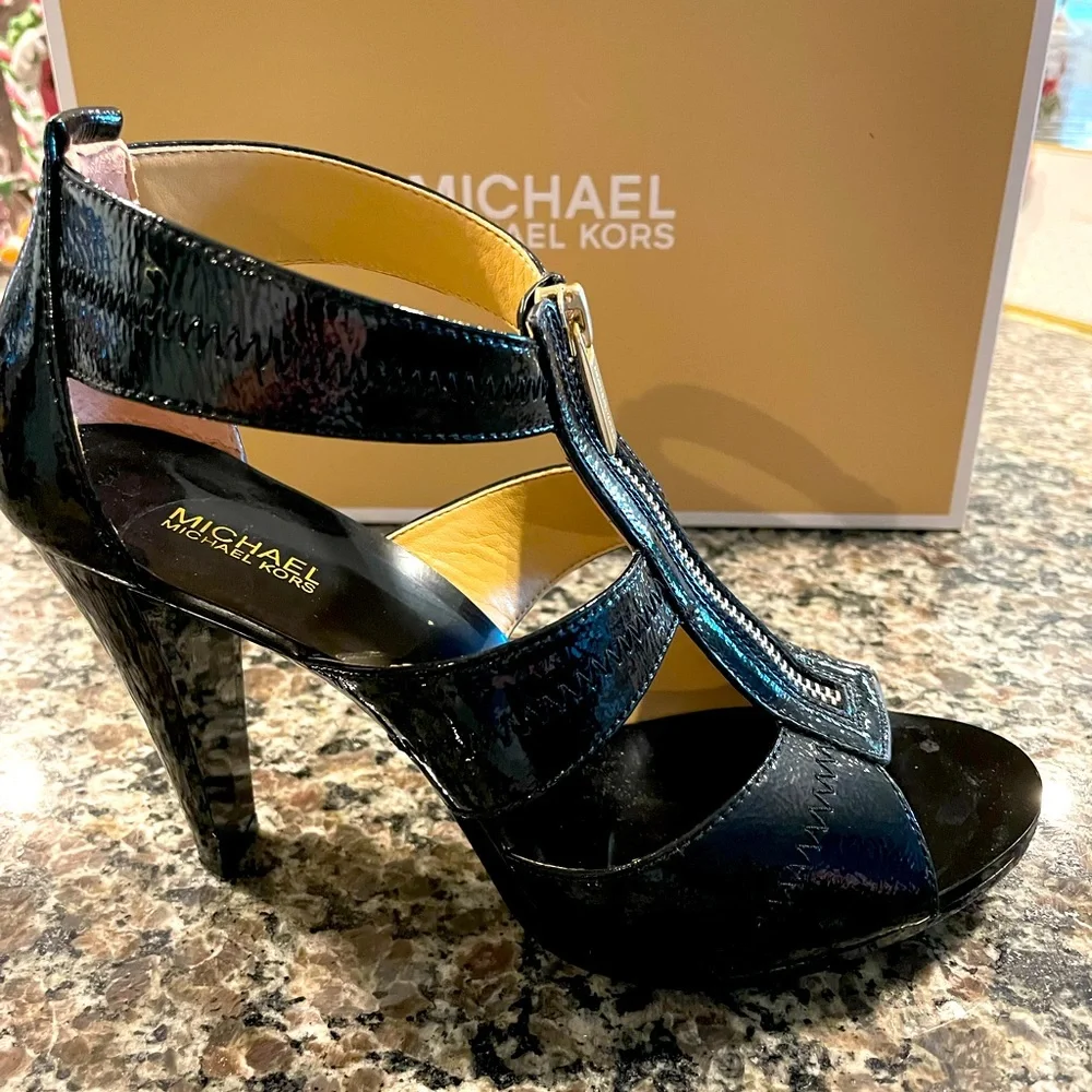 Michael Kors Berkley T Strap sz 8M - Picture 1 of 10